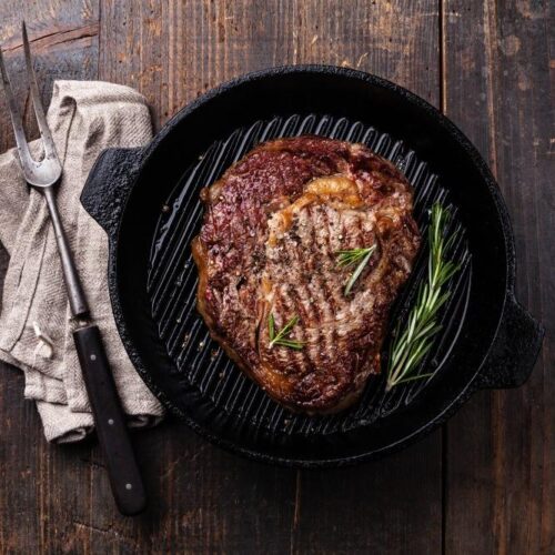 Steak gegrillt in der gusseisernen Pfanne.